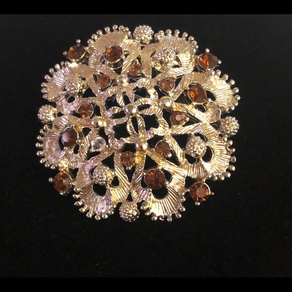 A gorgeous must have Brooch!
